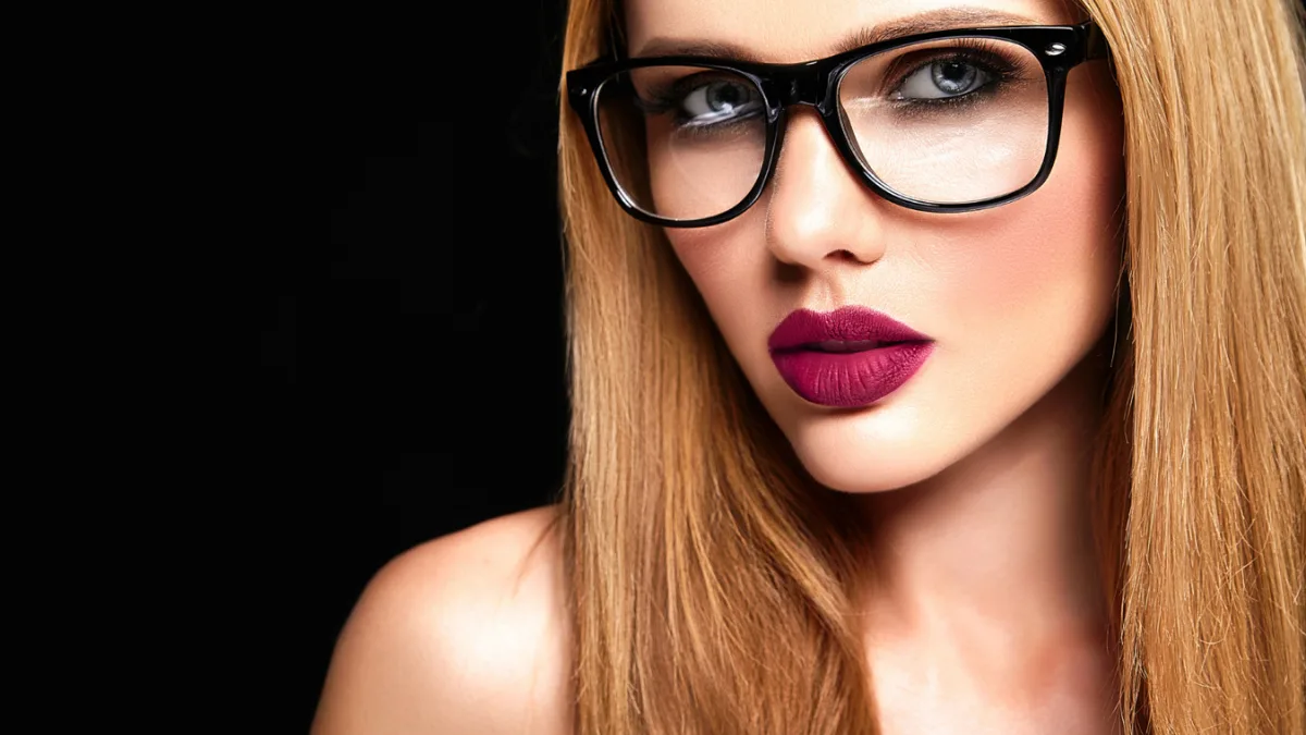 Dicas de Maquiagem para Quem Usa Óculos: Realce o Olhar Mesmo com Lentes